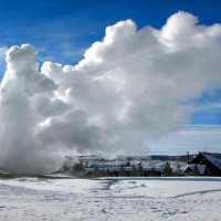 Yellowstone-in-winter-Old-Faithful